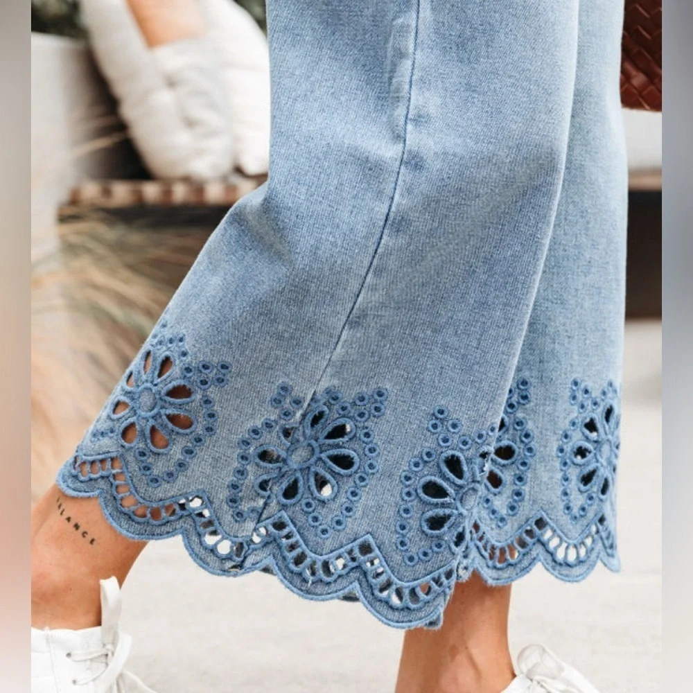 Women's Cropped Wide-Leg Jeans with Eyelet Hem - Picture 3 of 9